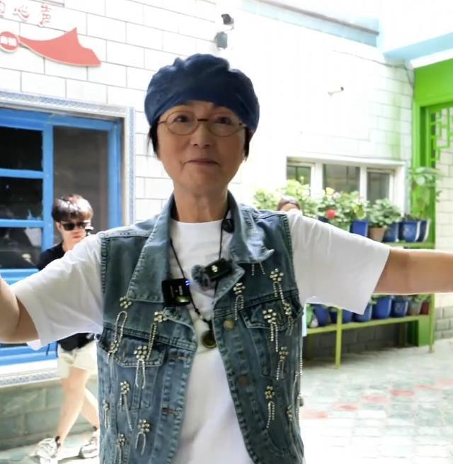 62岁石榴姐苑琼丹景区唱老歌！自曝直播比拍戏赚得多，理由太真实