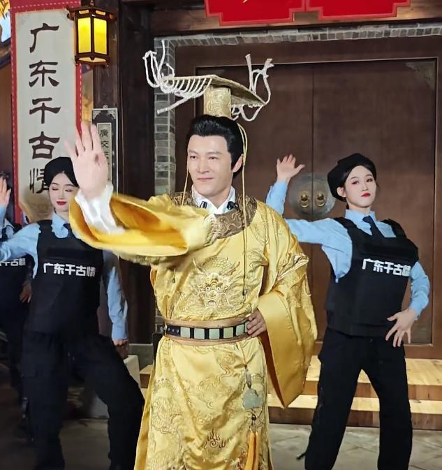 62岁石榴姐苑琼丹景区唱老歌！自曝直播比拍戏赚得多，理由太真实