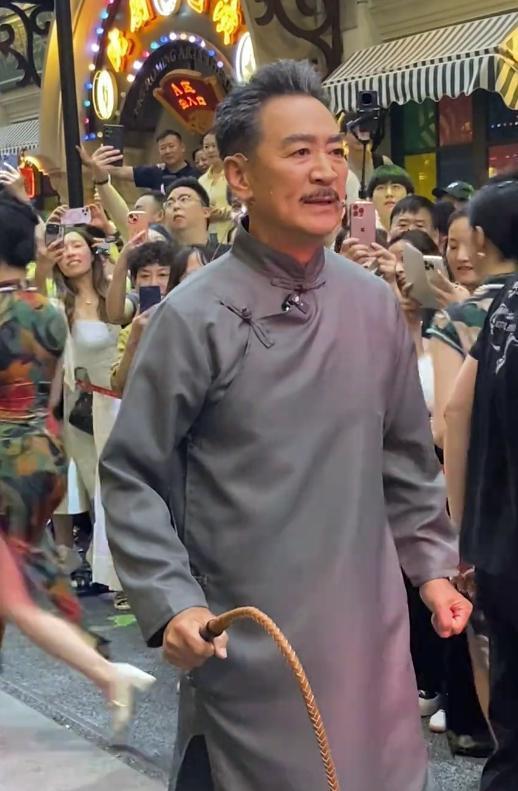 62岁石榴姐苑琼丹景区唱老歌！自曝直播比拍戏赚得多，理由太真实