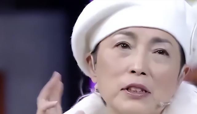 62岁石榴姐苑琼丹景区唱老歌！自曝直播比拍戏赚得多，理由太真实