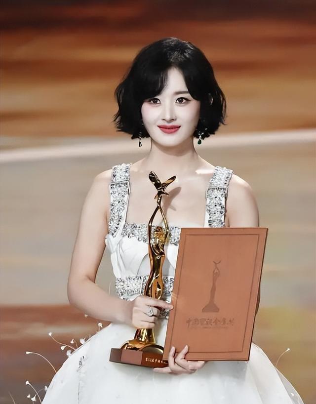 一场生日宴见真章！赵丽颖的江湖地位被戳穿，冯绍峰当年一字未错