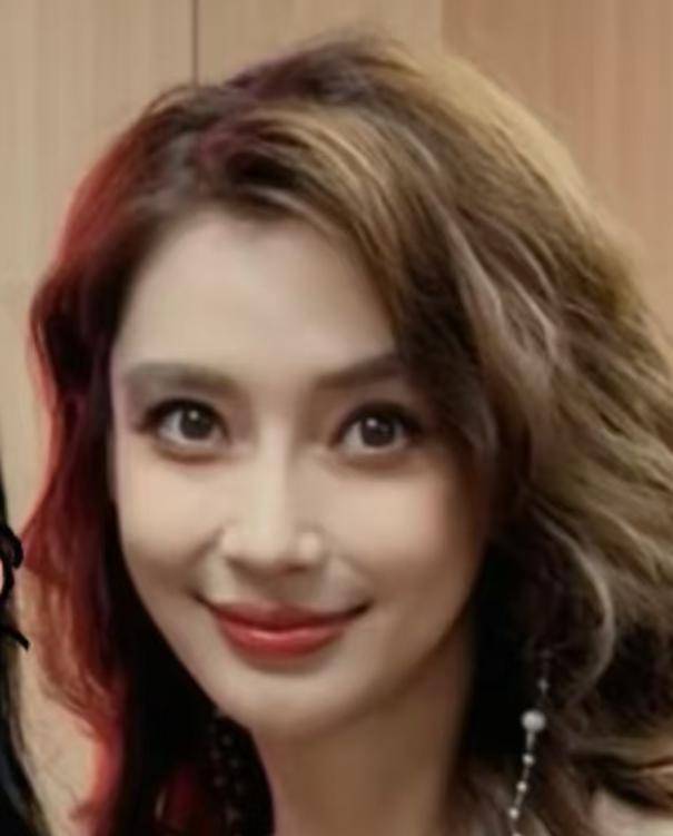 叶珂营造精致女人设翻车，离开黄晓明后狂捞金，没有杨颖活得松弛