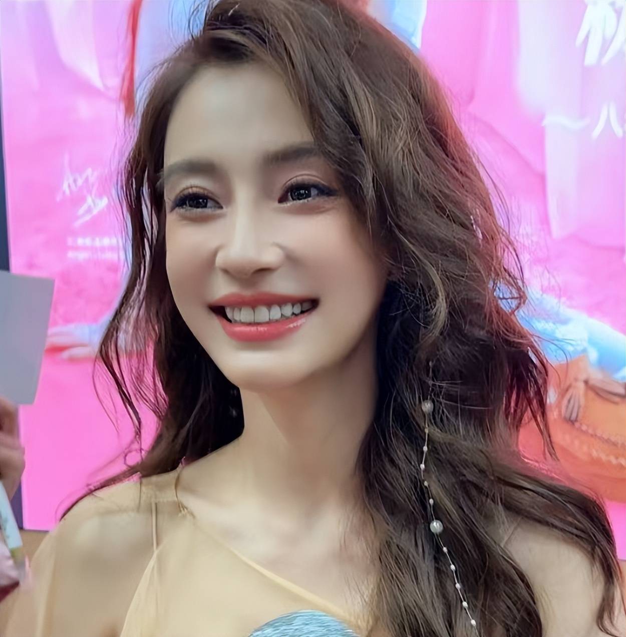 叶珂营造精致女人设翻车，离开黄晓明后狂捞金，没有杨颖活得松弛