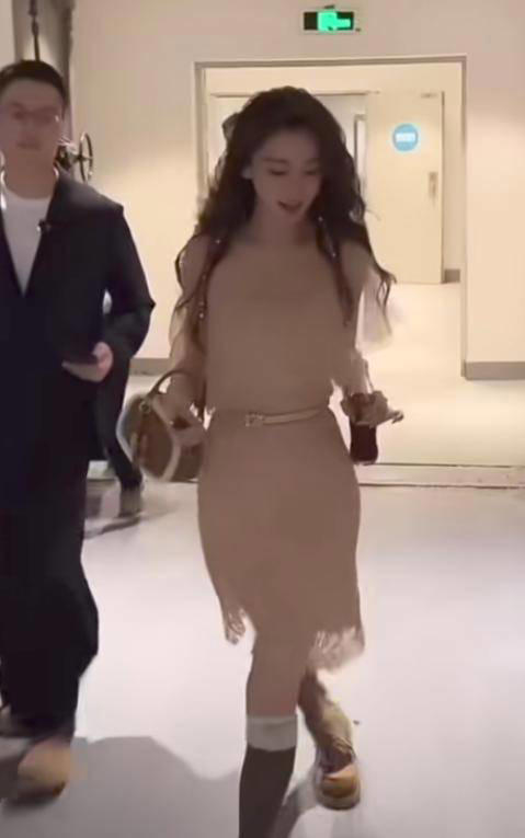 叶珂营造精致女人设翻车，离开黄晓明后狂捞金，没有杨颖活得松弛