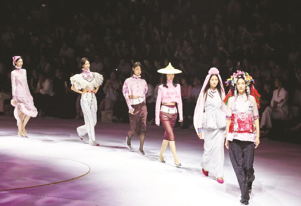 千年传统服饰潮出圈 惠安女服饰斩获“中国非遗时尚创新大奖”