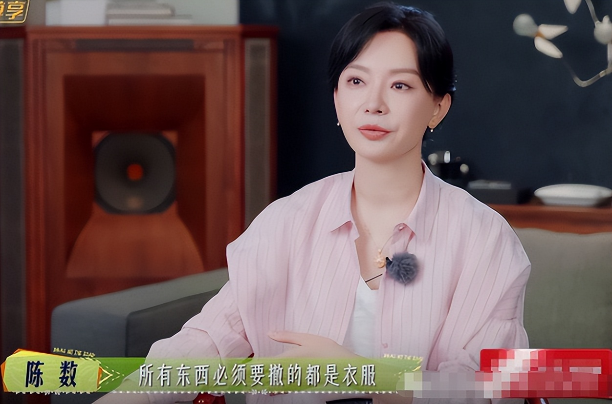 闫妮近照曝光，撞脸倪萍不敢认，面部浮肿满眼疲惫，眼纹还多