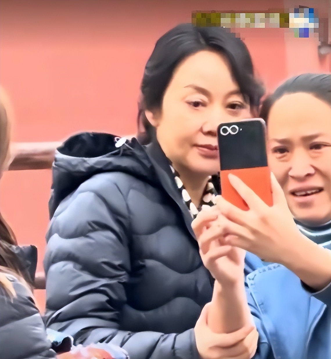 闫妮近照曝光，撞脸倪萍不敢认，面部浮肿满眼疲惫，眼纹还多