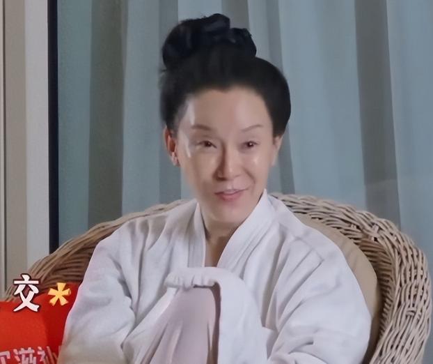 闫妮近照曝光，撞脸倪萍不敢认，面部浮肿满眼疲惫，眼纹还多