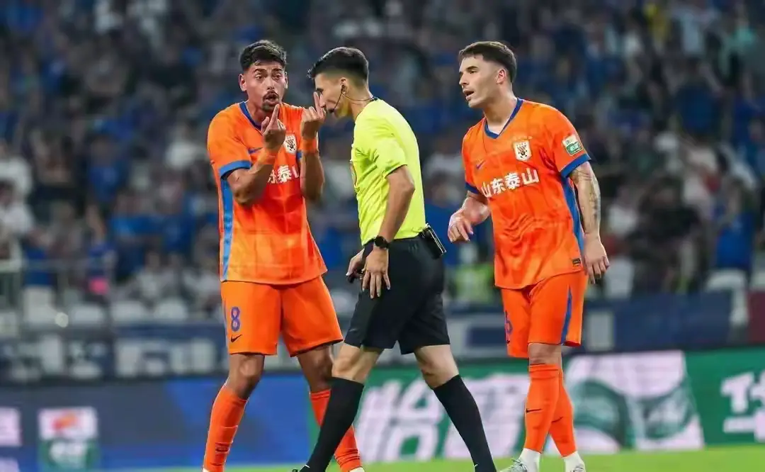 泰山球迷笑了，沪媒担心与泰山队比赛遭主场哨，强烈要求足协启用外籍裁判，这似乎是对泰山队有利