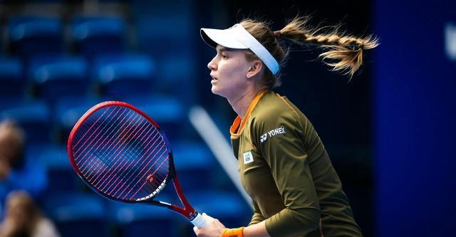 2-0，莱巴金娜进4强，绝杀米拉，抢走年终最后门票，郑钦文明年见