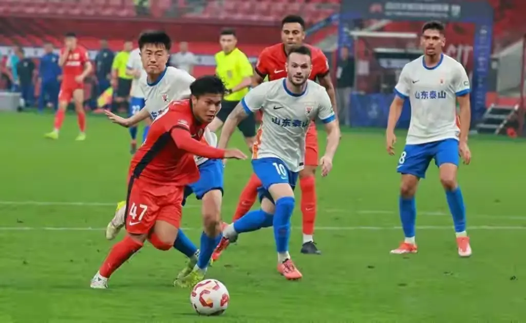 泰山球迷笑了，沪媒担心与泰山队比赛遭主场哨，强烈要求足协启用外籍裁判，这似乎是对泰山队有利