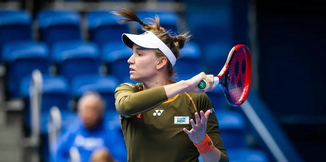 2-0，莱巴金娜进4强，绝杀米拉，抢走年终最后门票，郑钦文明年见