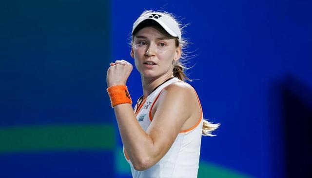 2-0，莱巴金娜进4强，绝杀米拉，抢走年终最后门票，郑钦文明年见