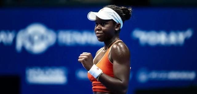 2-0，莱巴金娜进4强，绝杀米拉，抢走年终最后门票，郑钦文明年见