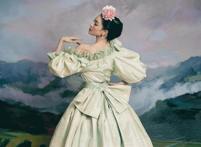 谁能不爱复古美？钟楚曦穿 1987 年古董高定走红毯，撒花瓣瞬间美成 “古典油画”