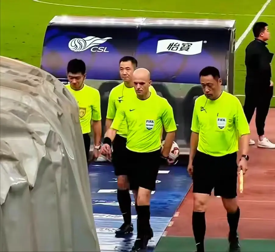 泰山球迷笑了，沪媒担心与泰山队比赛遭主场哨，强烈要求足协启用外籍裁判，这似乎是对泰山队有利