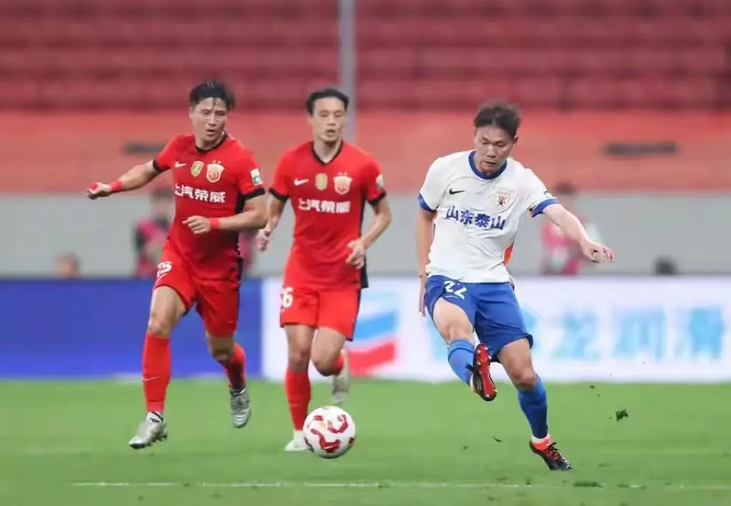 泰山球迷笑了，沪媒担心与泰山队比赛遭主场哨，强烈要求足协启用外籍裁判，这似乎是对泰山队有利