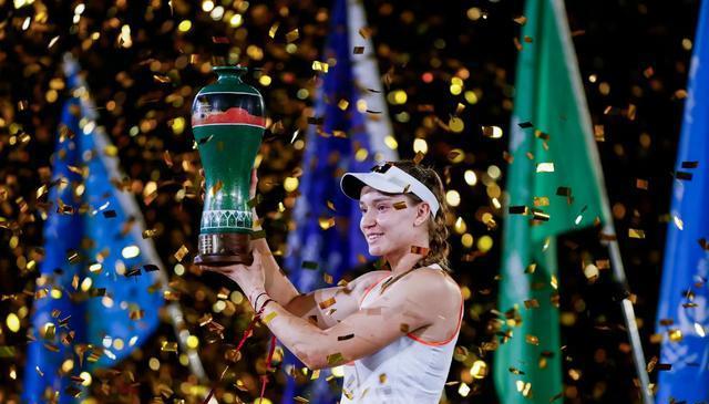 2-0，莱巴金娜进4强，绝杀米拉，抢走年终最后门票，郑钦文明年见