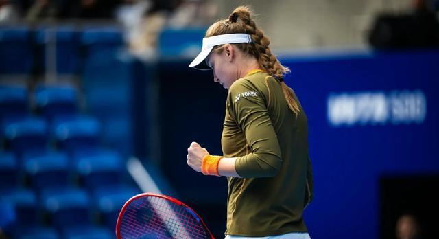 2-0，莱巴金娜进4强，绝杀米拉，抢走年终最后门票，郑钦文明年见