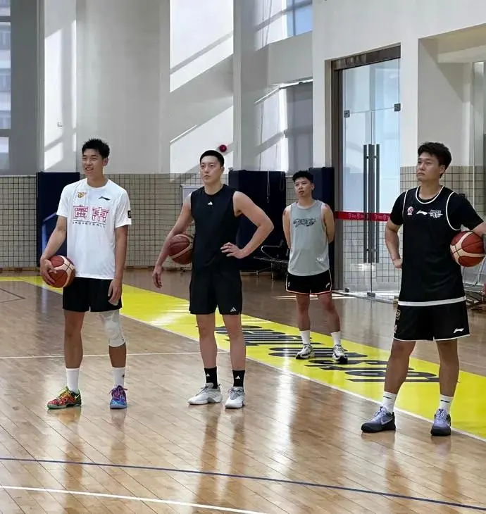 骑上小电驴很酷！崔永熙回归广东男篮训练 是否出战全运22组存疑