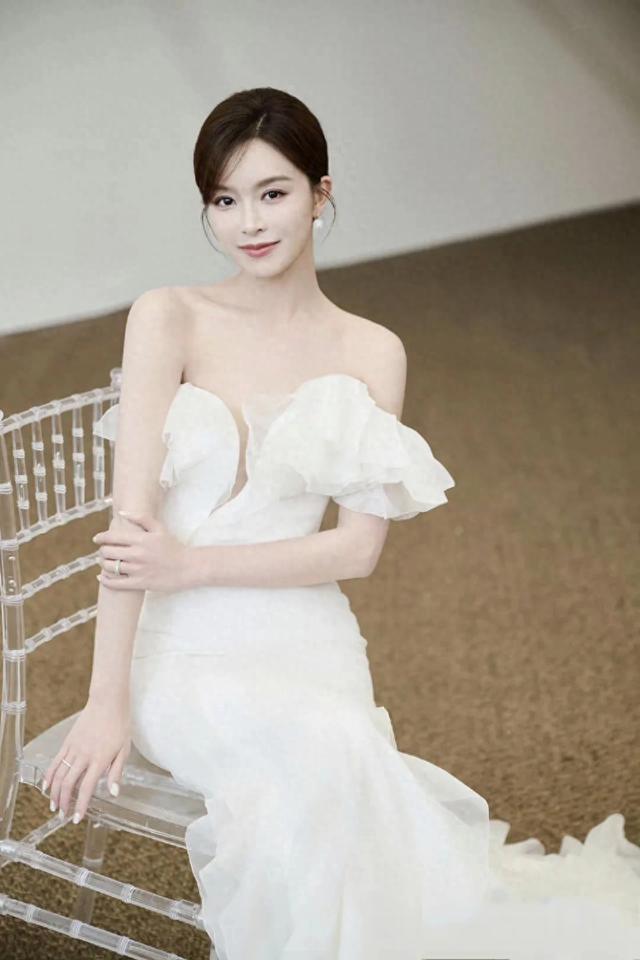 身着白色长裙的文咏珊美如出嫁新娘