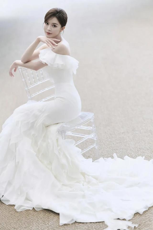 身着白色长裙的文咏珊美如出嫁新娘