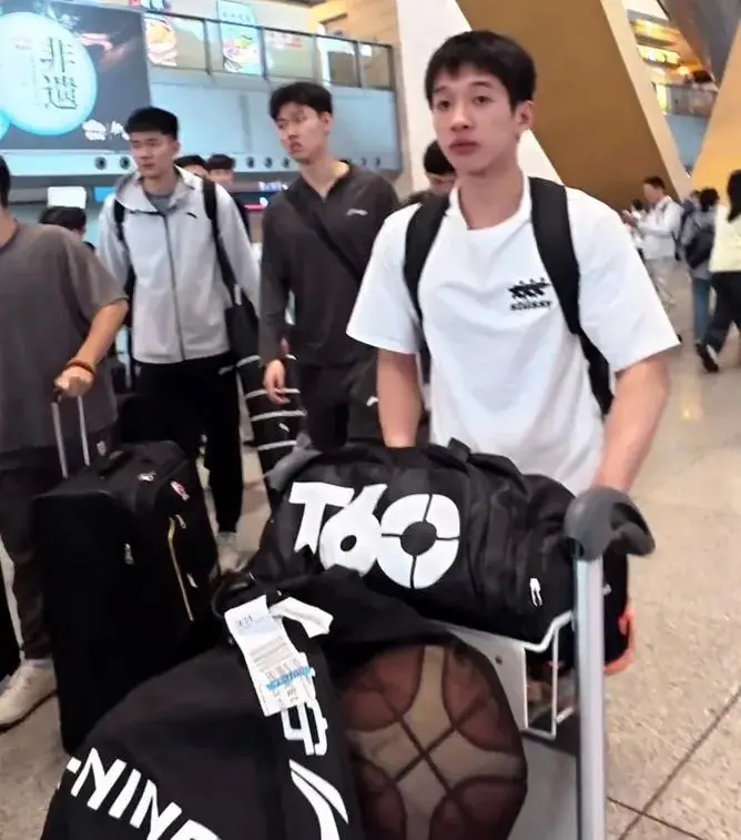 骑上小电驴很酷！崔永熙回归广东男篮训练 是否出战全运22组存疑