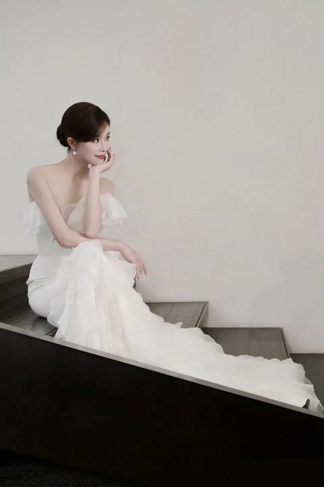 身着白色长裙的文咏珊美如出嫁新娘
