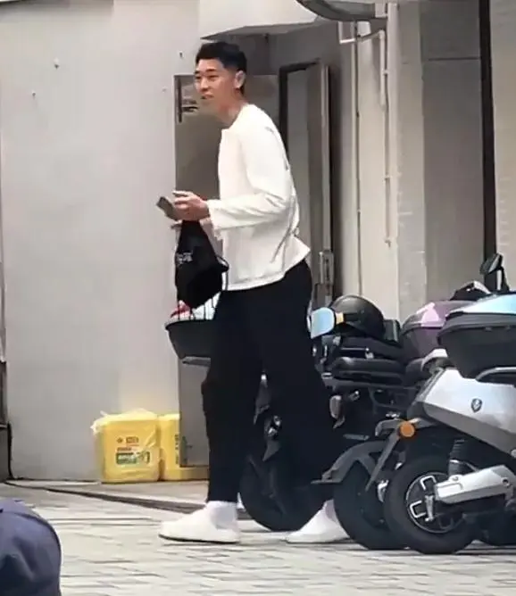 骑上小电驴很酷！崔永熙回归广东男篮训练 是否出战全运22组存疑