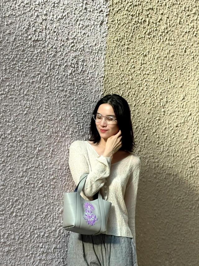 一身素雅装束，宋佳美出新高度！