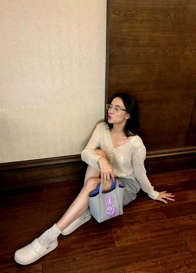 一身素雅装束，宋佳美出新高度！