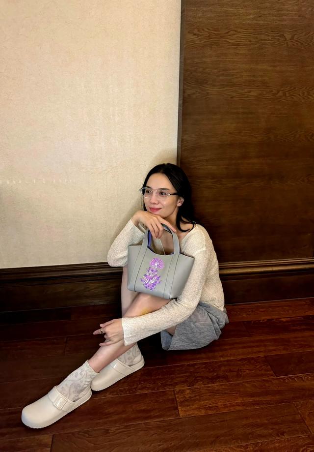 一身素雅装束，宋佳美出新高度！