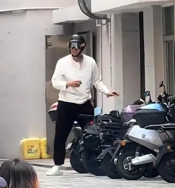 骑上小电驴很酷！崔永熙回归广东男篮训练 是否出战全运22组存疑