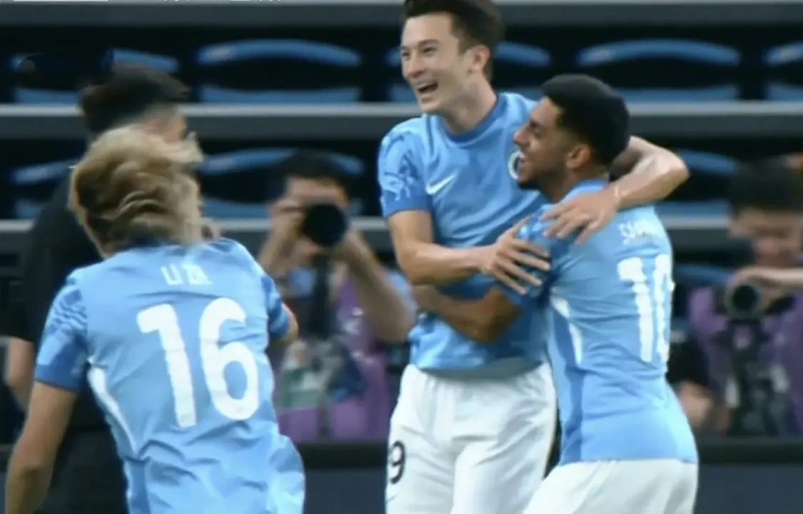 1:0！保级关键战，新鹏城半场喜忧参半，领先三镇，不过少打一人