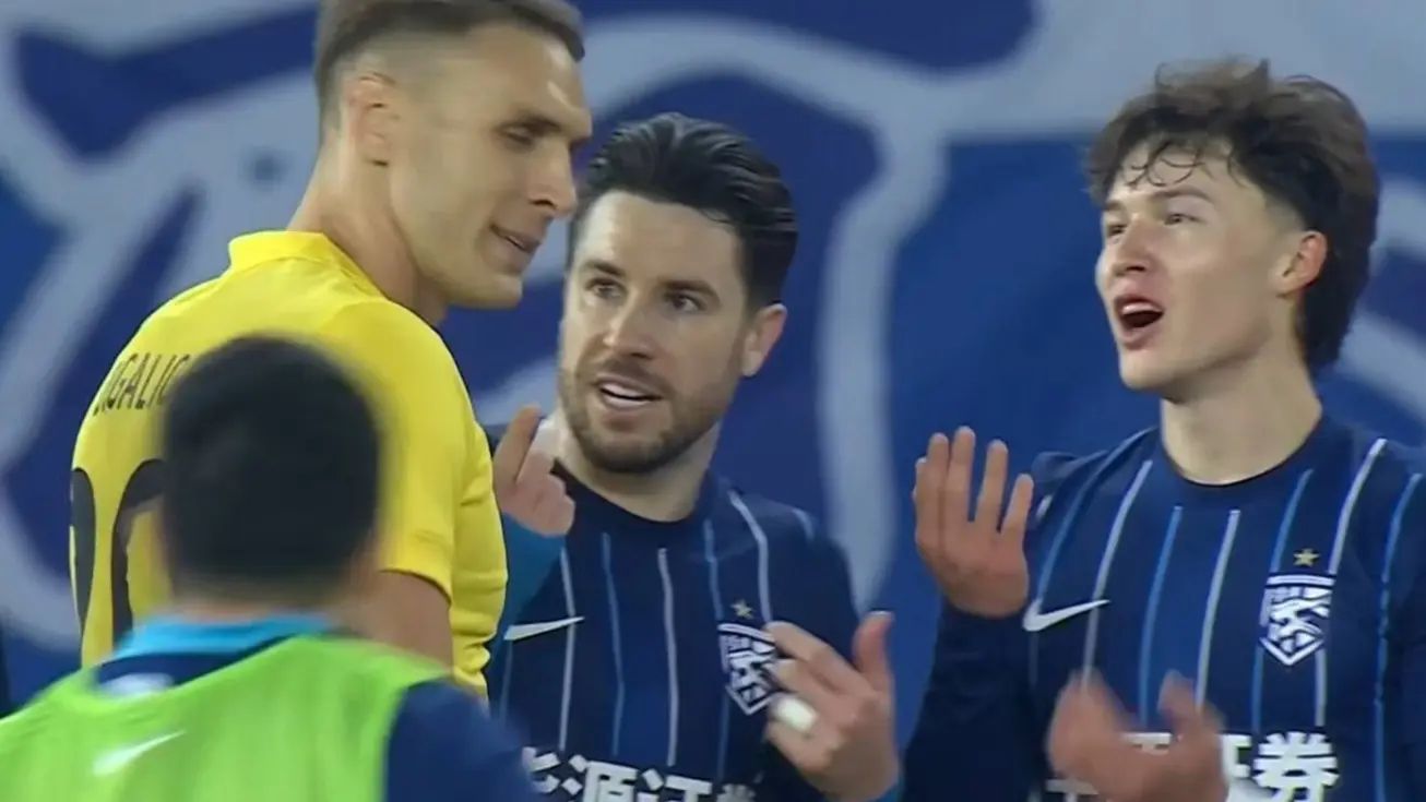 一场2-1，让新鹏城保级稳了，10打11尽显韧性，复仇三镇，带走3分