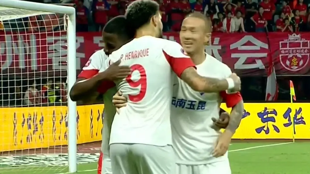 随着新鹏城2-1武汉三镇，梅州客家1-4告负，中超最新积分榜出炉！