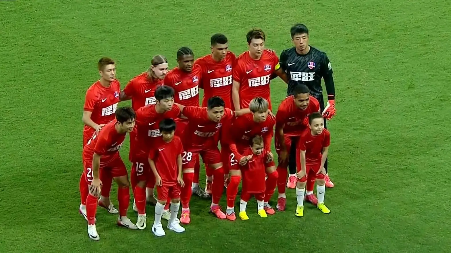 随着新鹏城2-1武汉三镇，梅州客家1-4告负，中超最新积分榜出炉！