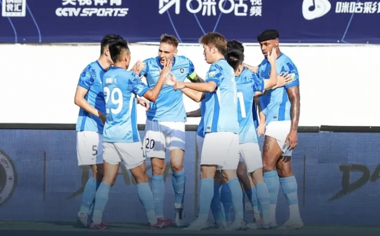 1:0！保级关键战，新鹏城半场喜忧参半，领先三镇，不过少打一人