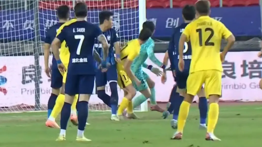 随着新鹏城2-1武汉三镇，梅州客家1-4告负，中超最新积分榜出炉！