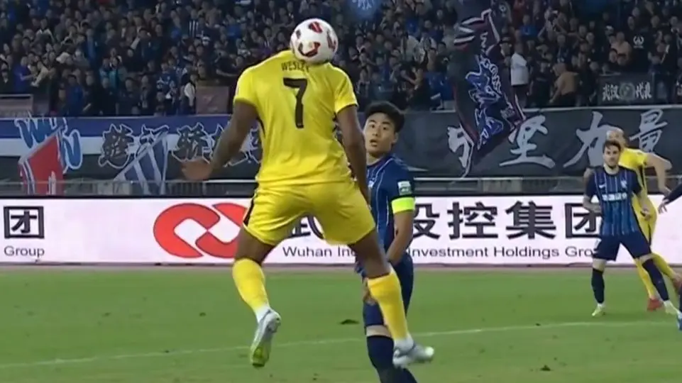 一场2-1，让新鹏城保级稳了，10打11尽显韧性，复仇三镇，带走3分