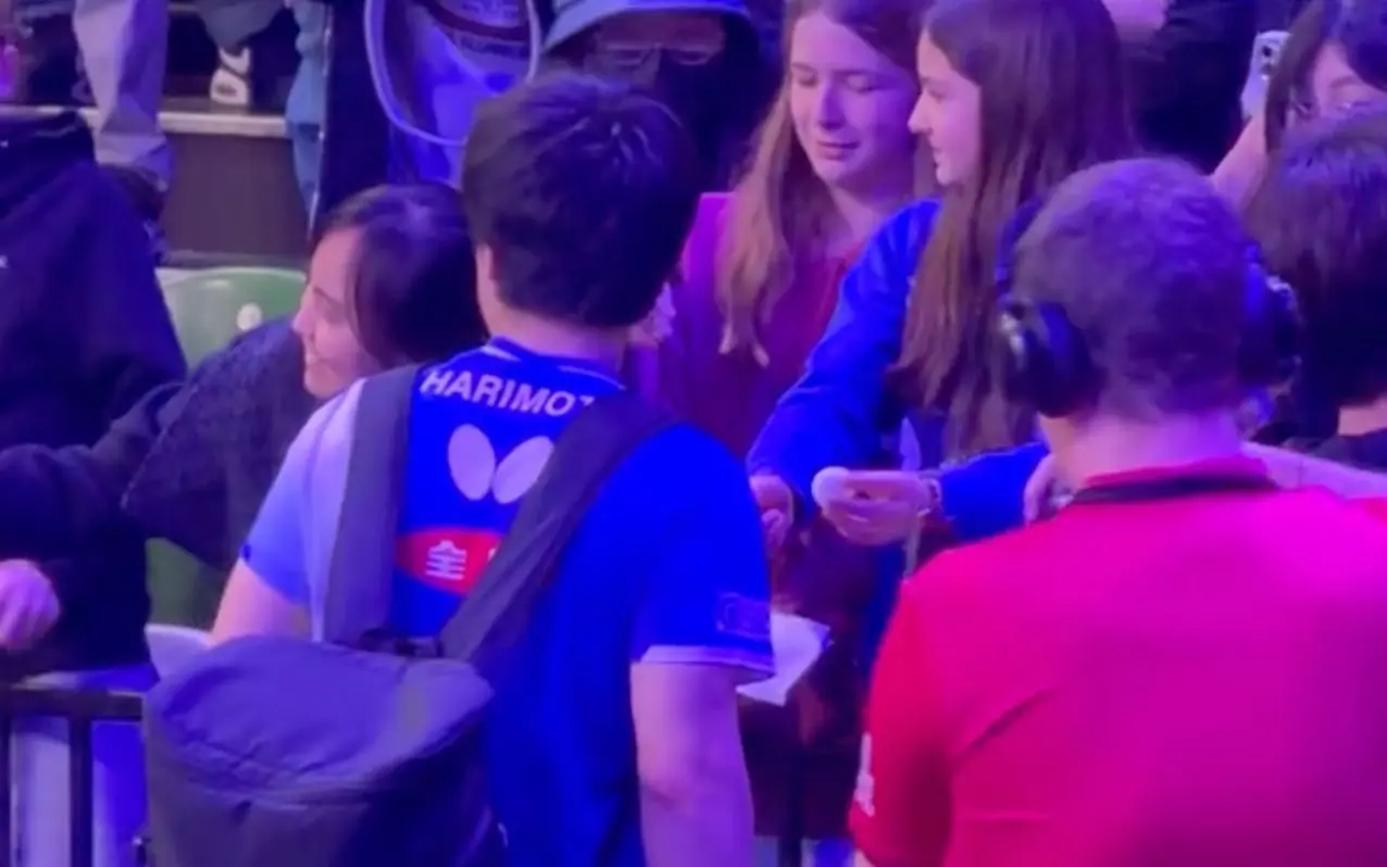 张本智和在伦敦险一轮游：3-2险胜世界第87 粉丝围堵高喊“爱你”