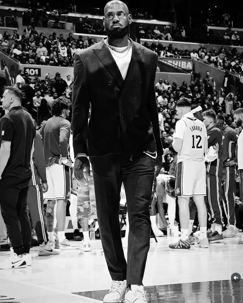 詹姆斯揭幕战面无表情+提前离场！名记称他不想留队 和里夫斯必走一个