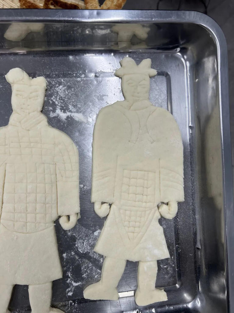 他为孩子们烤出“歼-35”烧饼，每个只卖1块钱！