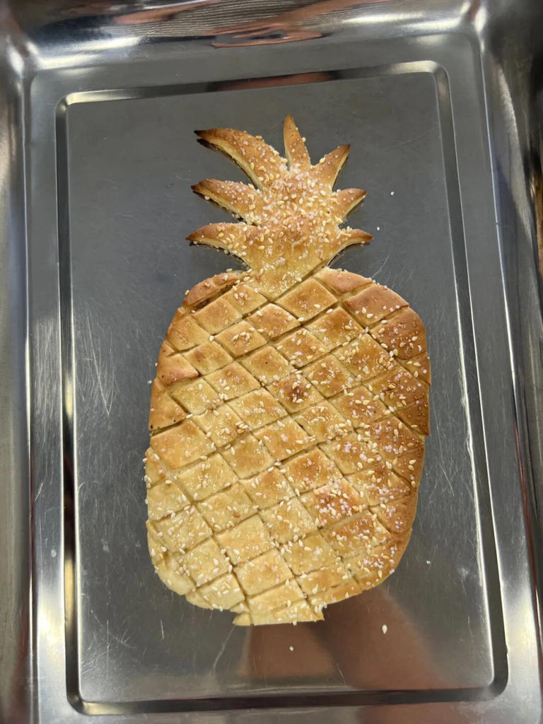 他为孩子们烤出“歼-35”烧饼，每个只卖1块钱！