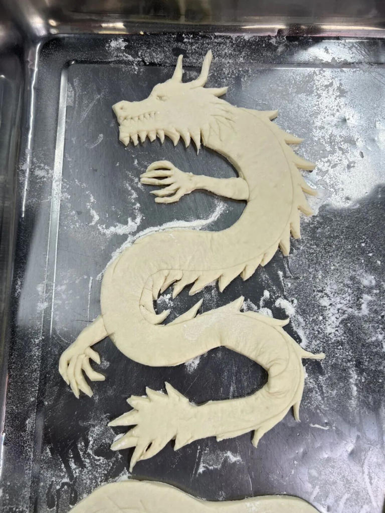 他为孩子们烤出“歼-35”烧饼，每个只卖1块钱！