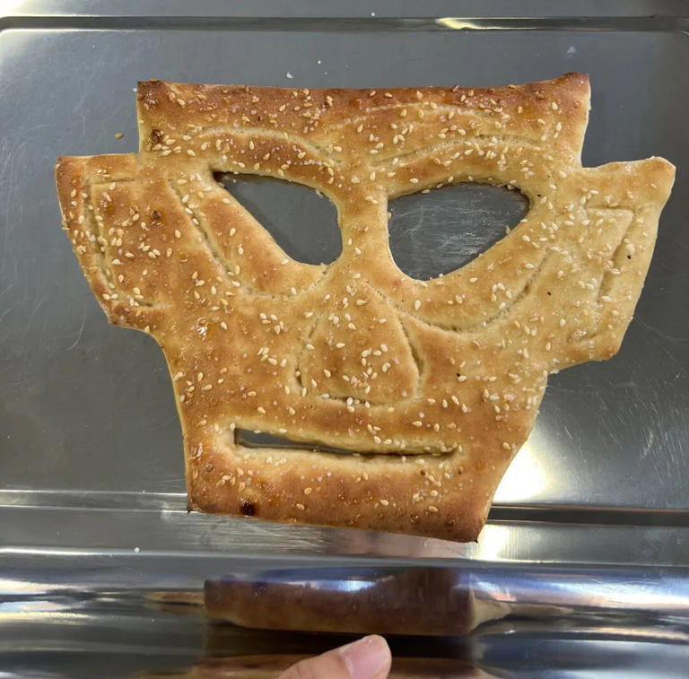 他为孩子们烤出“歼-35”烧饼，每个只卖1块钱！