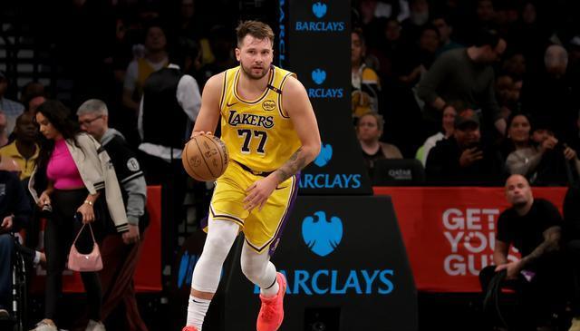 3崩变3疯！湖人碾压森林狼，东契奇38分，戈贝尔仅2分，老詹莫急