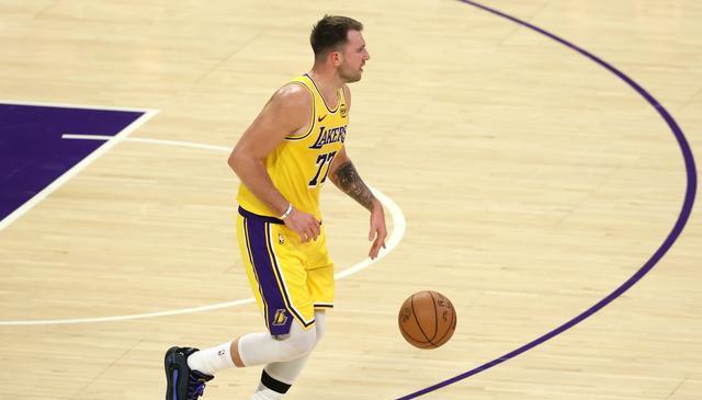 复仇！湖人128-110森林狼，谁是本场比赛的功臣，数据不会说谎！