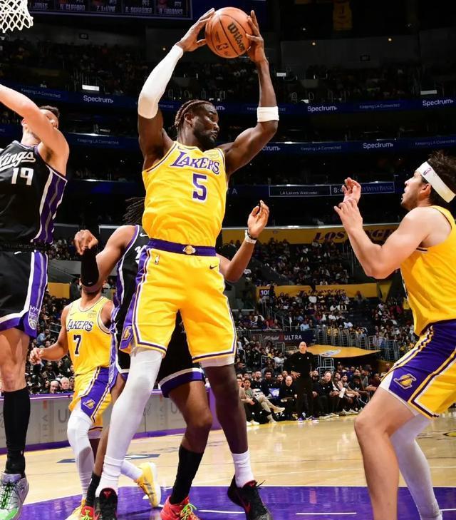 3崩变3疯！湖人碾压森林狼，东契奇38分，戈贝尔仅2分，老詹莫急