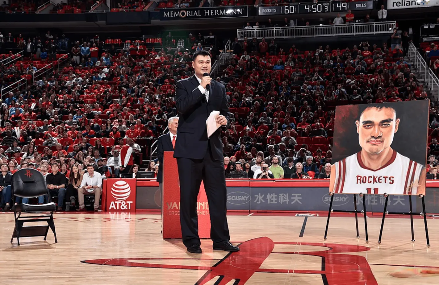 时隔近九年！姚明上次赴火箭主场观赛为17年球衣退役一战